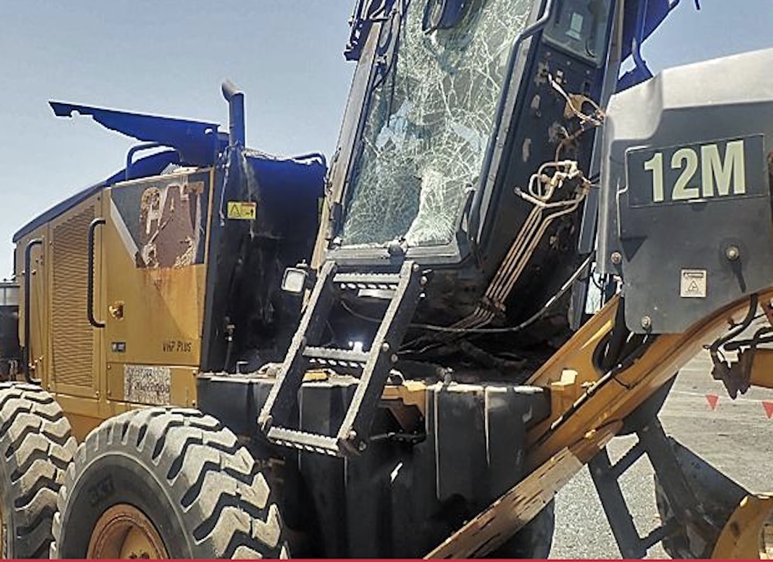 Front End Loader Explodes Grader and front-end loader collision prompts regulator action - Safe ...